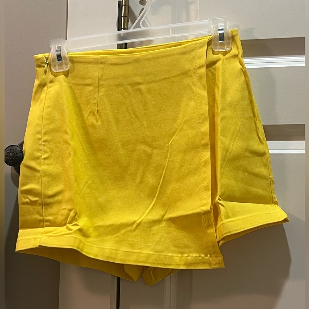 New Francesca’s Bright Yellow Skort Large